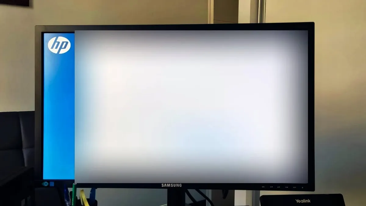 Écran d’ordinateur affichant une mise à jour HP, texte flouté