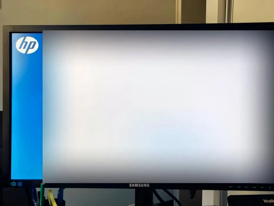 Écran d’ordinateur affichant une mise à jour HP, texte flouté