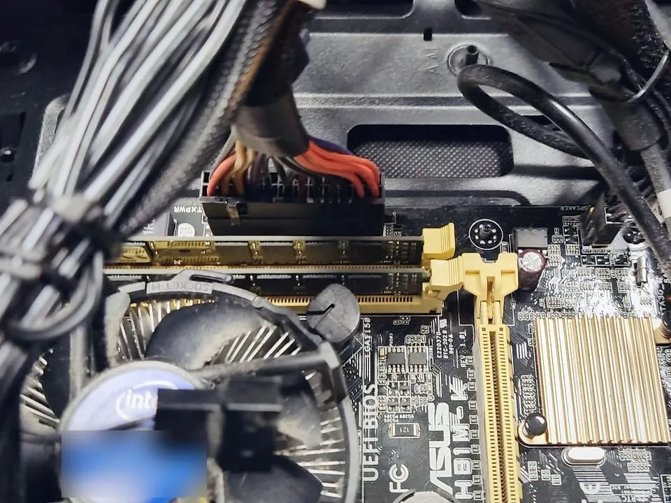 Carte mère ASUS d’un PC de bureau, barrettes de mémoire dans leurs emplacements