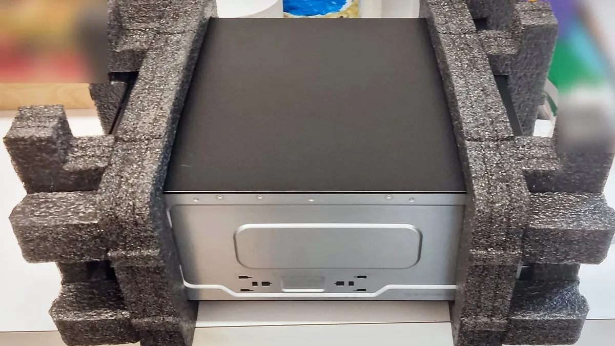Serveur neuf noir et argent encore entouré de ses cales de mousse