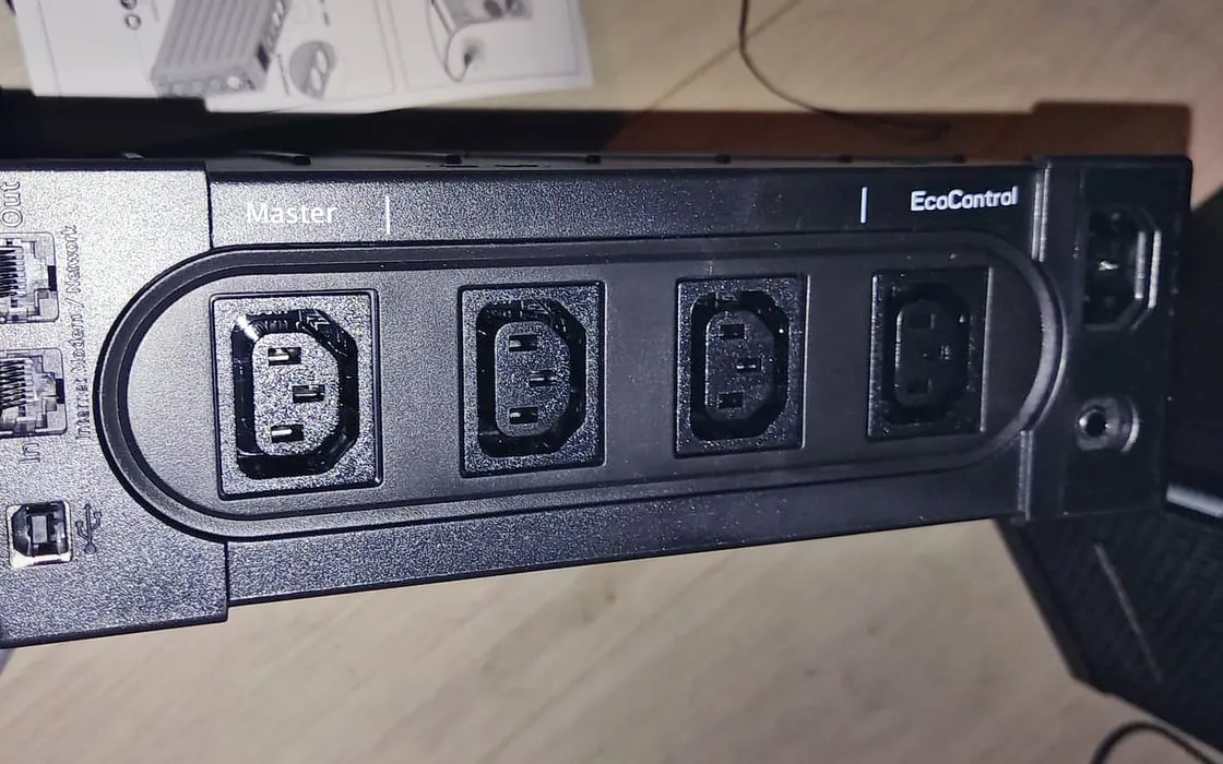 Nouvel onduleur Eaton vu de l’arrière, prises EcoControl et Master, notice illustrée à côté