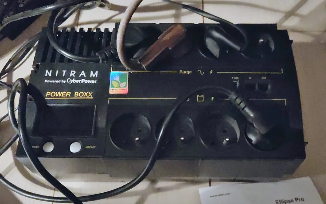 Ancien onduleur Nitram Power Boxx noir, plusieurs prises branchées