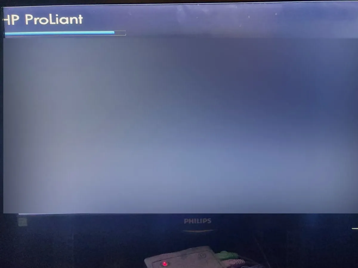 Écran de démarrage d’un serveur HP ProLiant, texte flouté